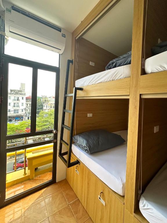 Postel nebo postele na pokoji v ubytování Hanoi Backpackers Lodge