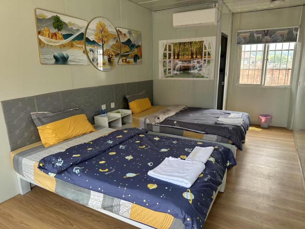 Un dormitorio con dos camas en una habitación. en golden sunrise guesthouse, en Vang Vieng