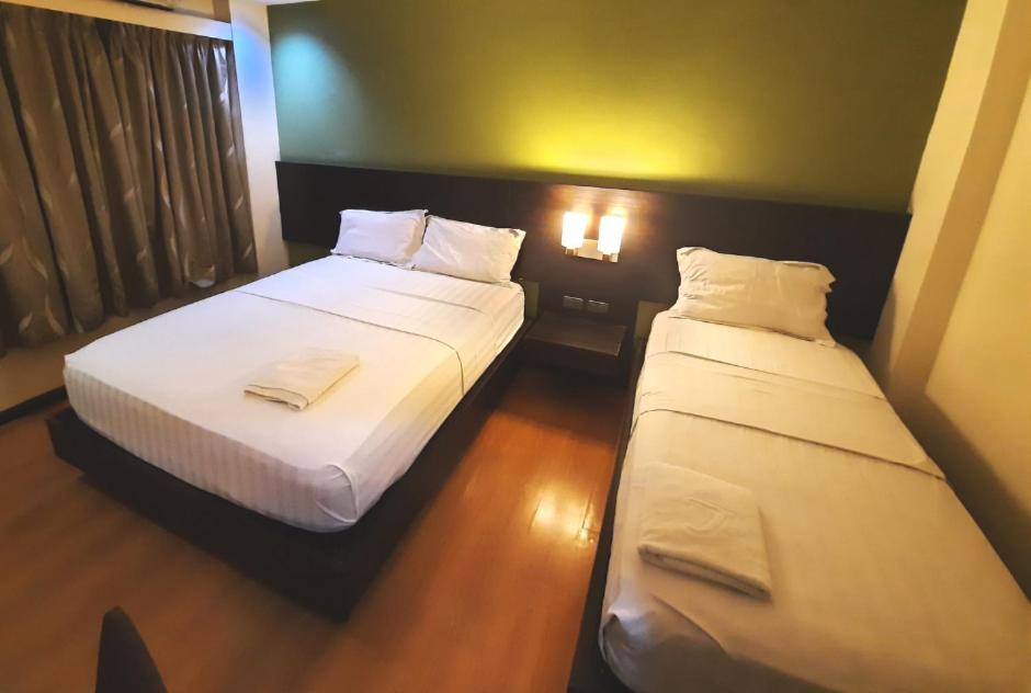 Postel nebo postele na pokoji v ubytování Lorenzzo Suites Hotel Makati