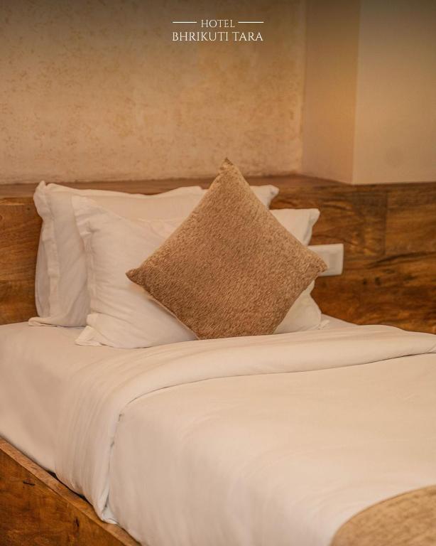 Postel nebo postele na pokoji v ubytování HOTEL BHRIKUTI TARA