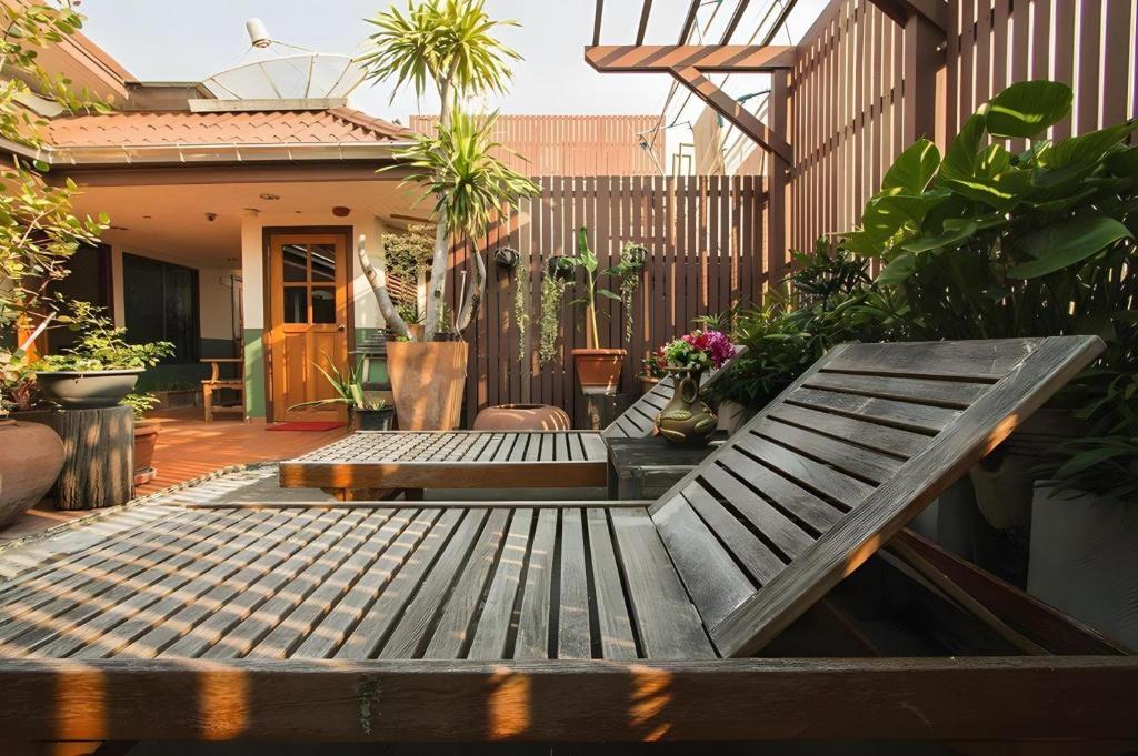 Patio nebo venkovní prostory v ubytování Pannee Lodge Khaosan - SHA Plus