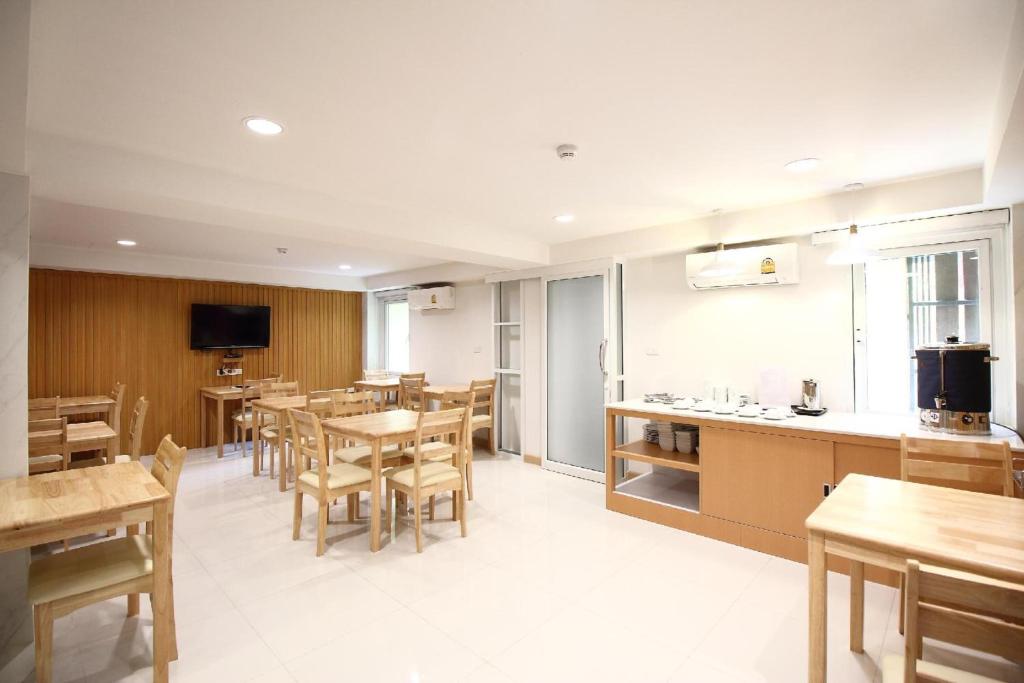 Super OYO 483 Pannee Hotel Khaosan - Resim 18