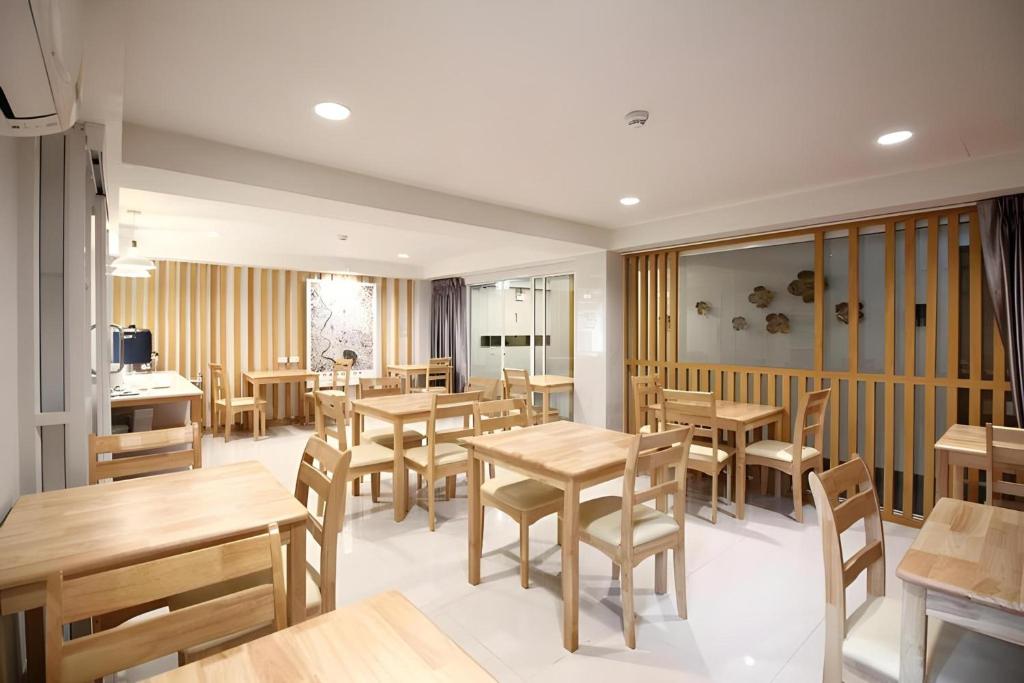Super OYO 483 Pannee Hotel Khaosan - Resim 26