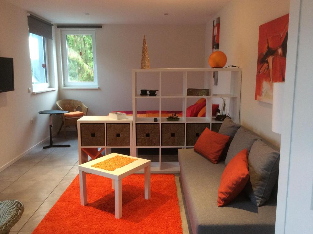 uma sala de estar com um sofá e uma mesa em Vakantieverblijf Luxemburg em Berbourg