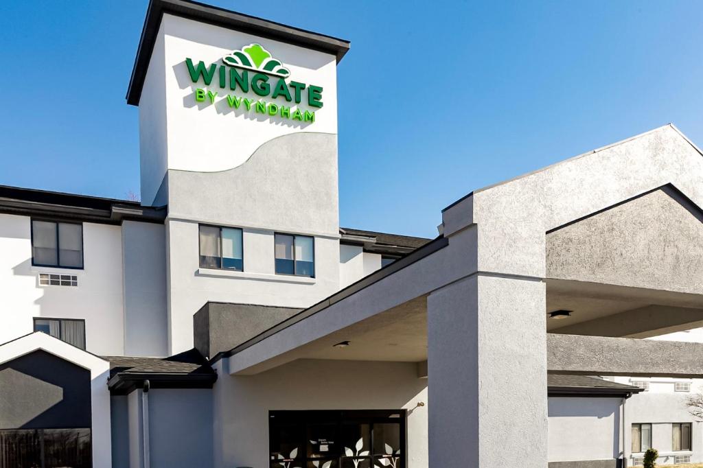 a rendering of the front of a windsor hotel at Wingate by Wyndham Owensboro in Owensboro