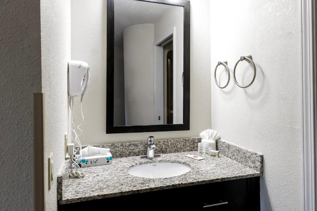 Wingate by Wyndham Owensboro photo