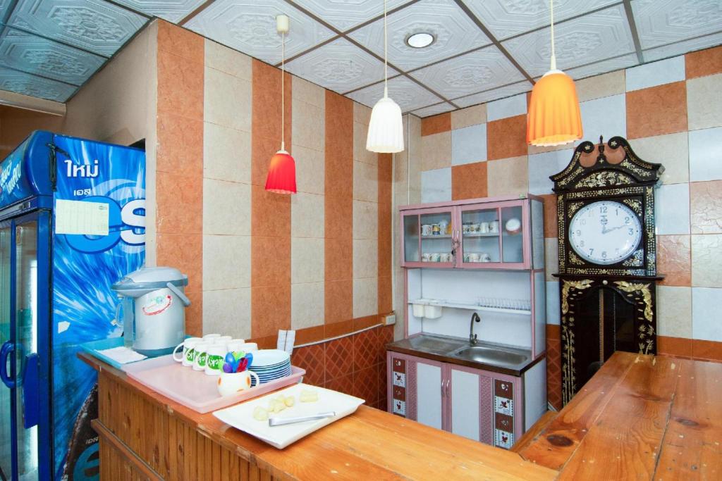 Kuchyň nebo kuchyňský kout v ubytování OYO 534 Phasuk Hotel