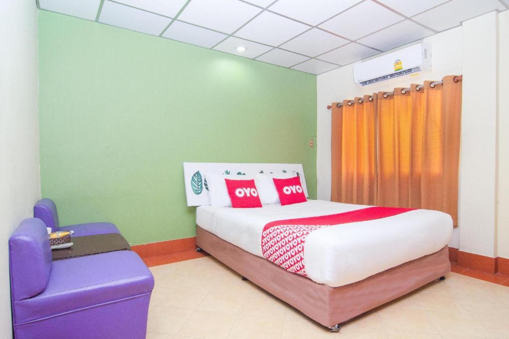 Postel nebo postele na pokoji v ubytování OYO 534 Phasuk Hotel