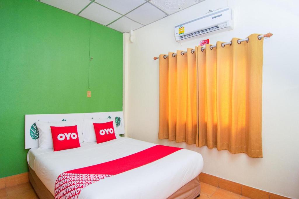 Postel nebo postele na pokoji v ubytování OYO 534 Phasuk Hotel