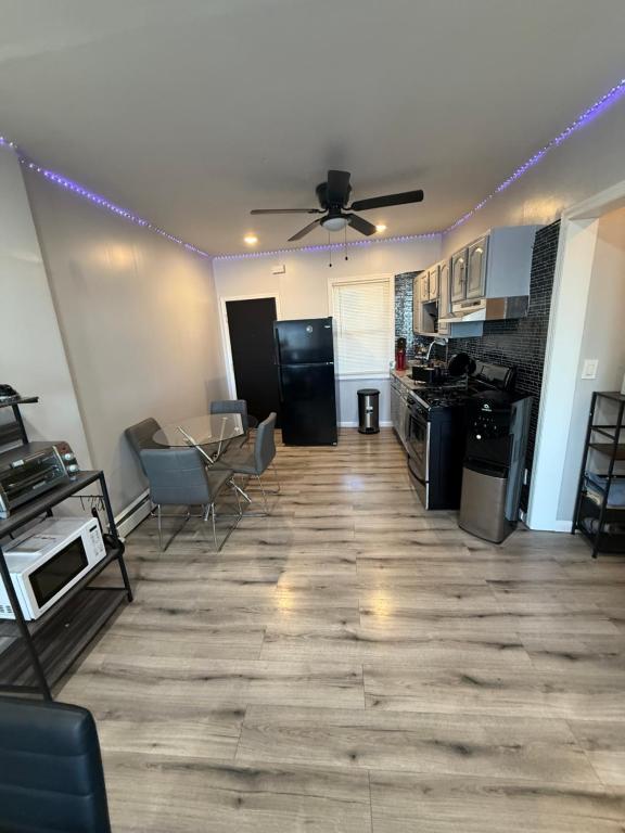 Kuchyň nebo kuchyňský kout v ubytování Elegant 3 Bedroom Condo near EWR, NJ Transit & NYC - Unit 4