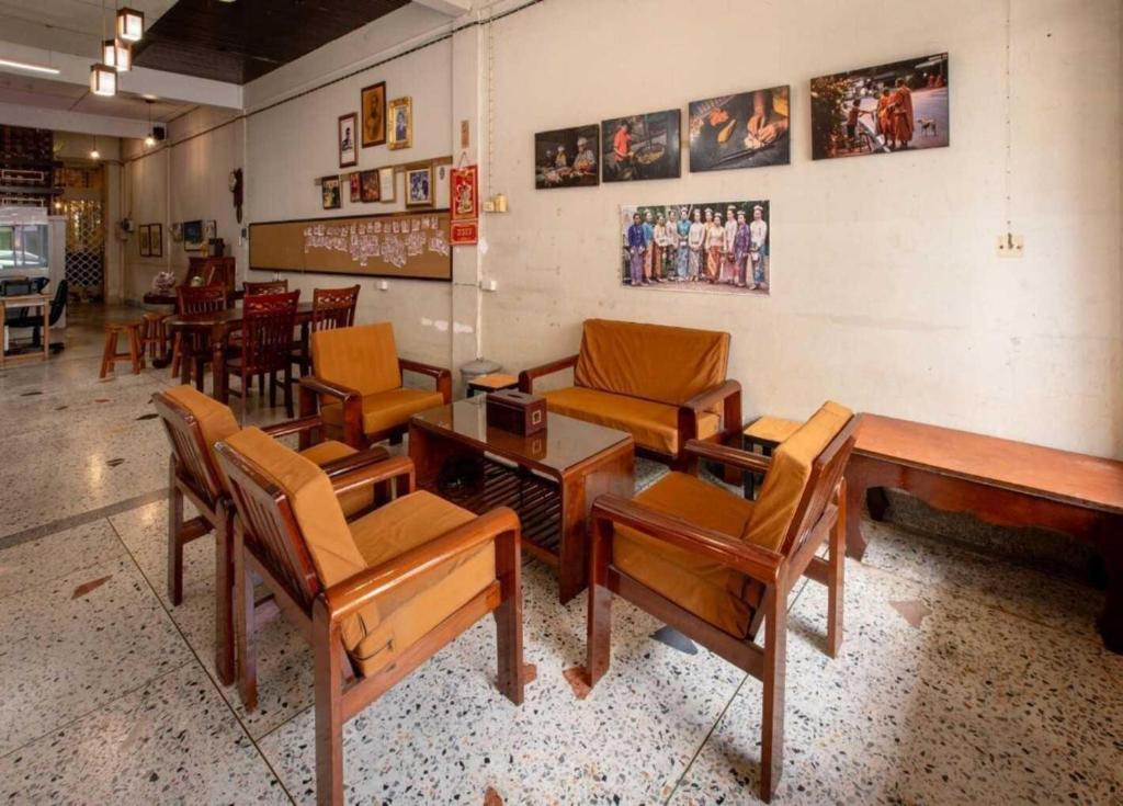 Posezení v ubytování OYO 75469 Baan Kong Hostel