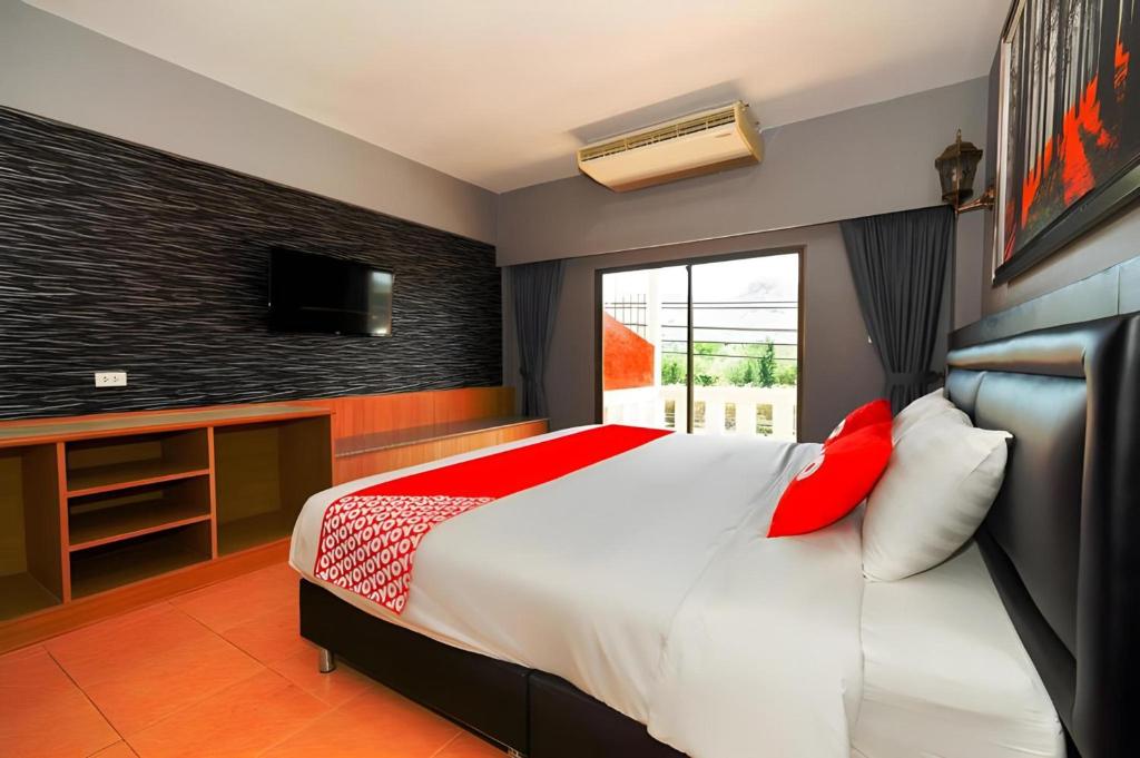 Postel nebo postele na pokoji v ubytování Highway Hotel