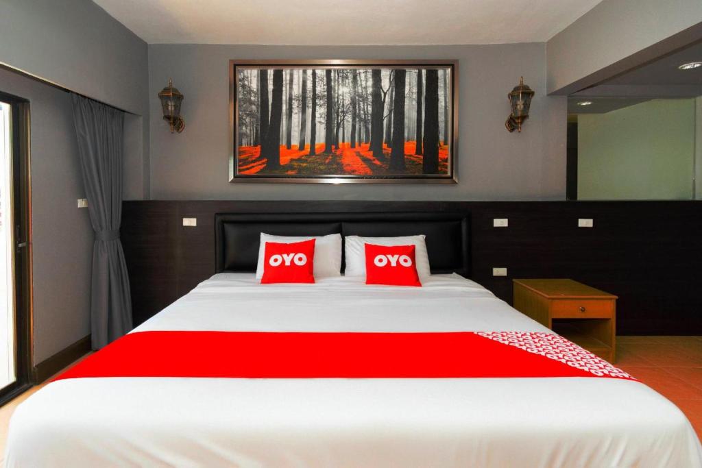 Postel nebo postele na pokoji v ubytování Highway Hotel