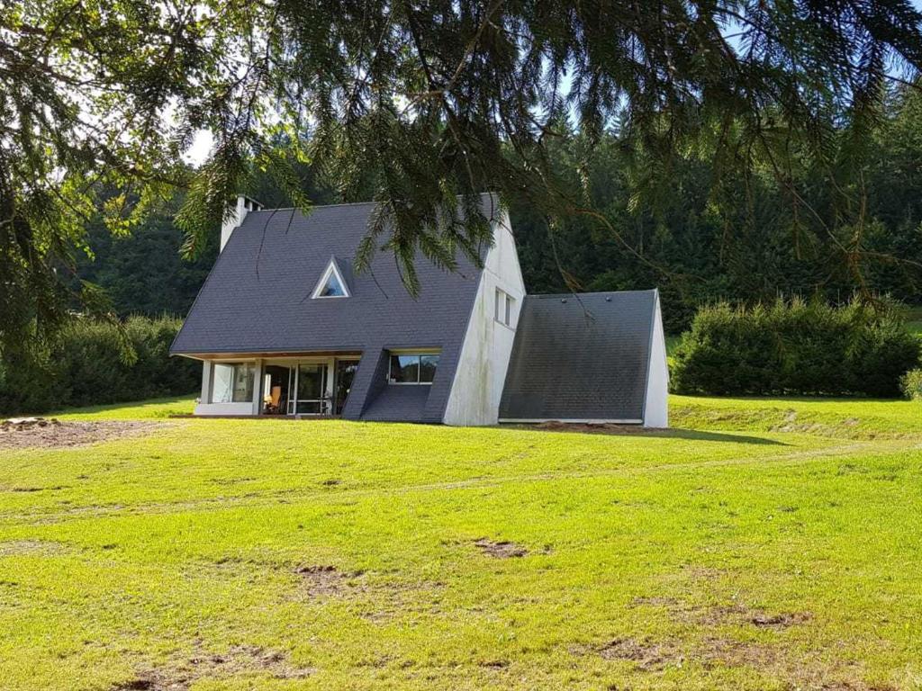 une petite maison dans un champ avec un arbre dans l'établissement Maison de caractère dans le Vercors, 7 pers, 4 ch, wifi et grand jardin - FR-1-737-96, à Méaudre