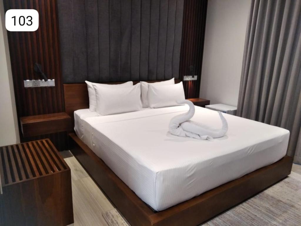 Postel nebo postele na pokoji v ubytování Thimbiri Wewa Resort Wilpattu
