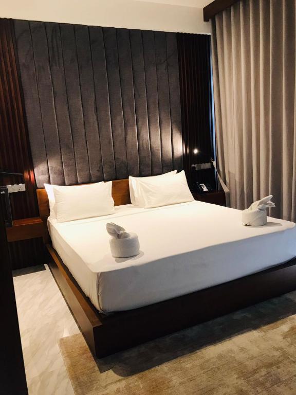 Postel nebo postele na pokoji v ubytování Thimbiri Wewa Resort Wilpattu