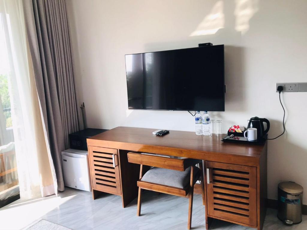 TV a/nebo společenská místnost v ubytování Thimbiri Wewa Resort Wilpattu