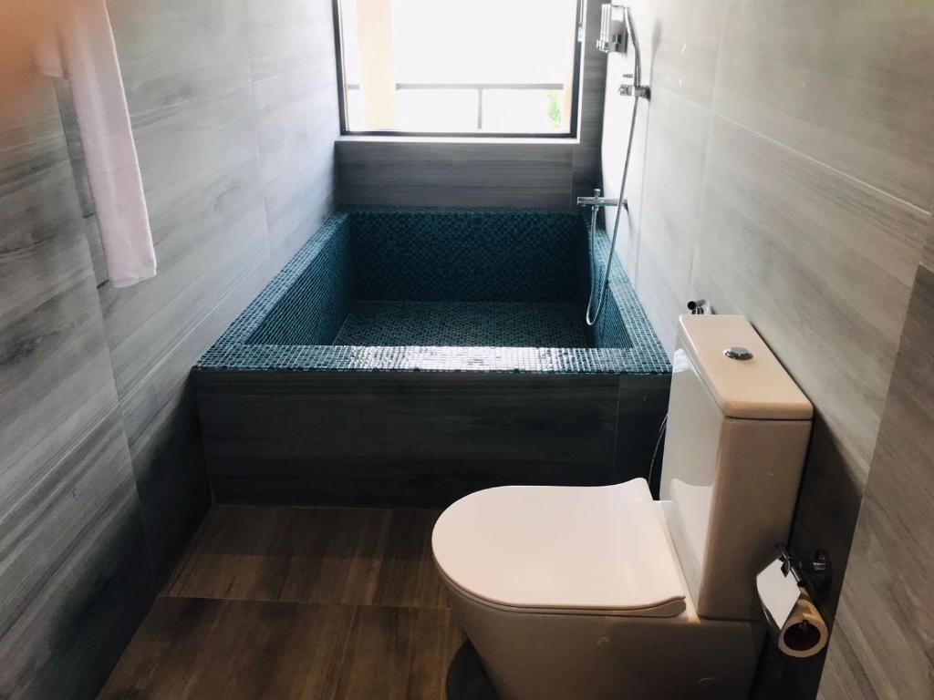 Koupelna v ubytování Thimbiri Wewa Resort Wilpattu