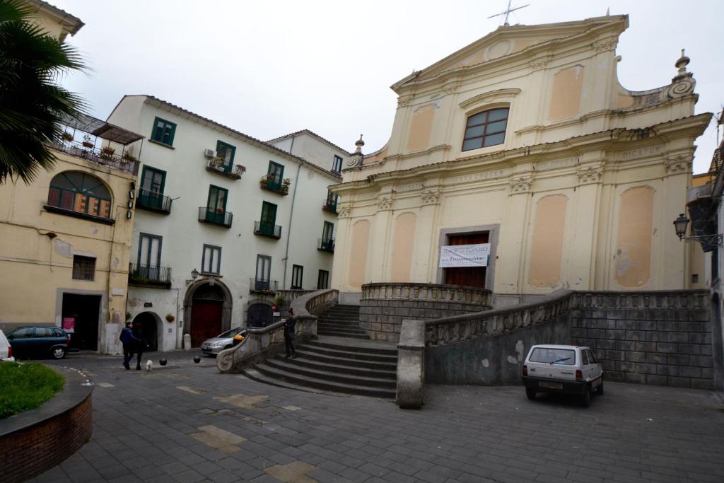 un grande edificio con scale di fronte a un edificio di L'Homme Tranquille a Salerno