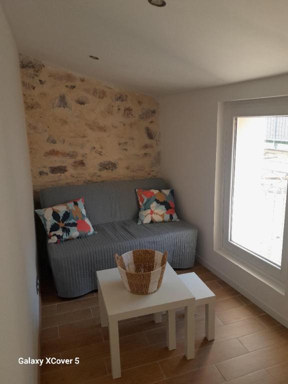un salon avec un canapé et une table dans l'établissement Appartement T2 - Sète centre ville - A deux pas des Halles, à Sète