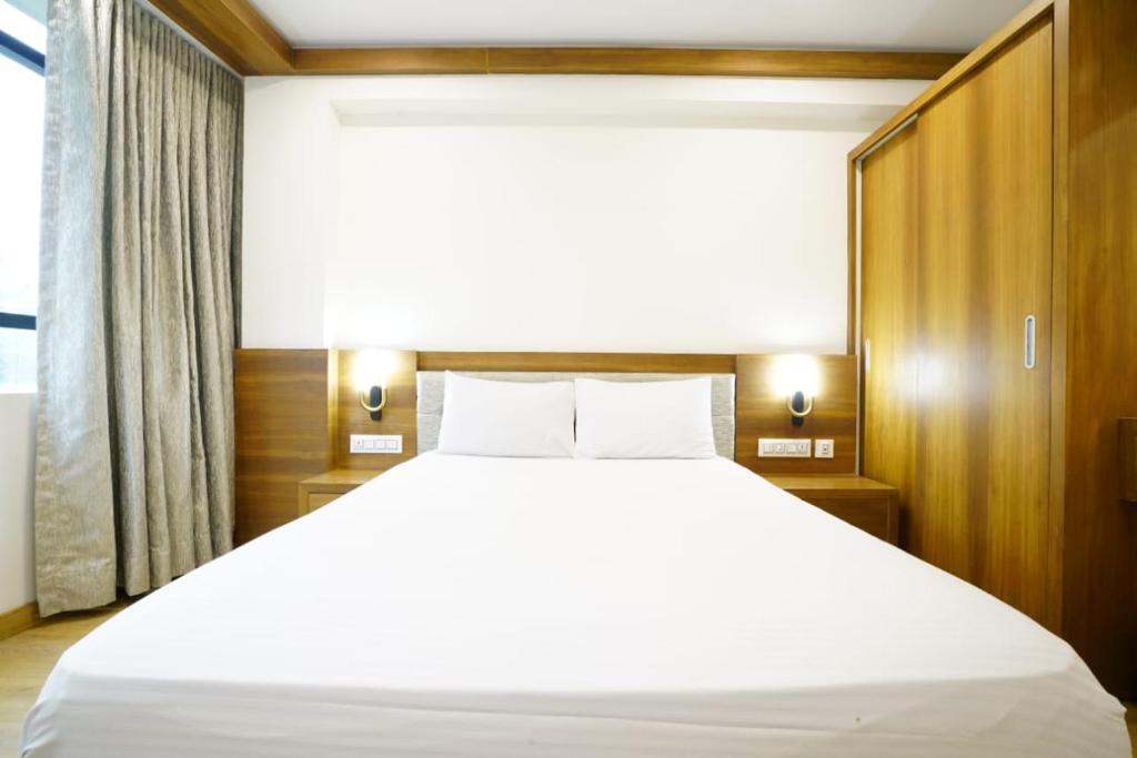 Postel nebo postele na pokoji v ubytování Astro Marine Hospitality Pvt Ltd