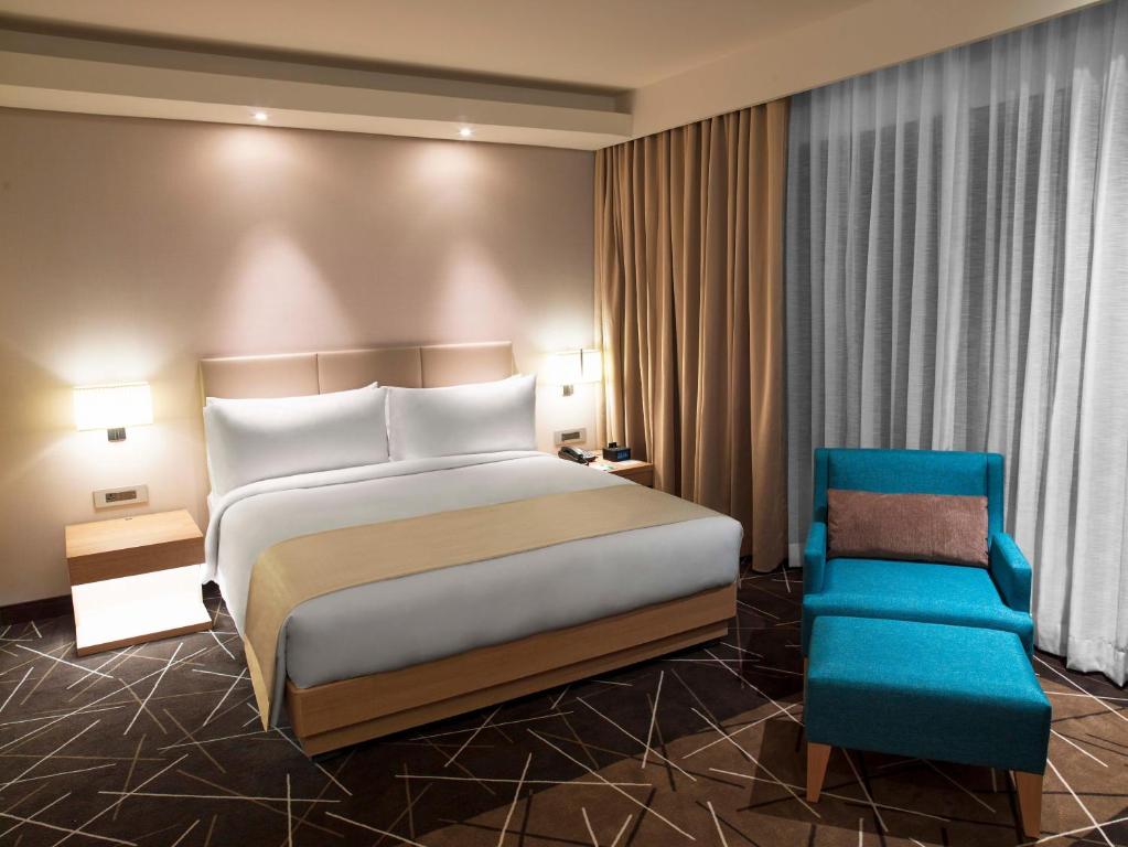 Postel nebo postele na pokoji v ubytování Hotel Jupiter At Delhi Airport