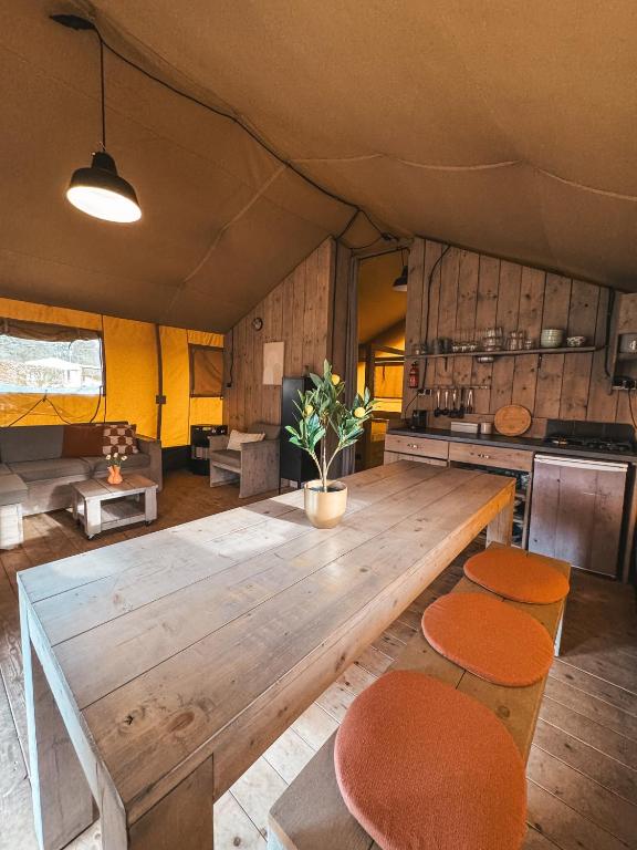 Kuchyň nebo kuchyňský kout v ubytování Glamping Holten luxe safaritent 2