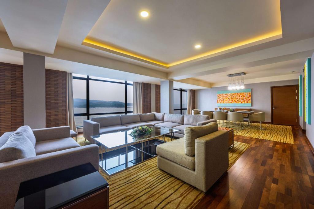 Ruang duduk di Hyatt Regency Kinabalu