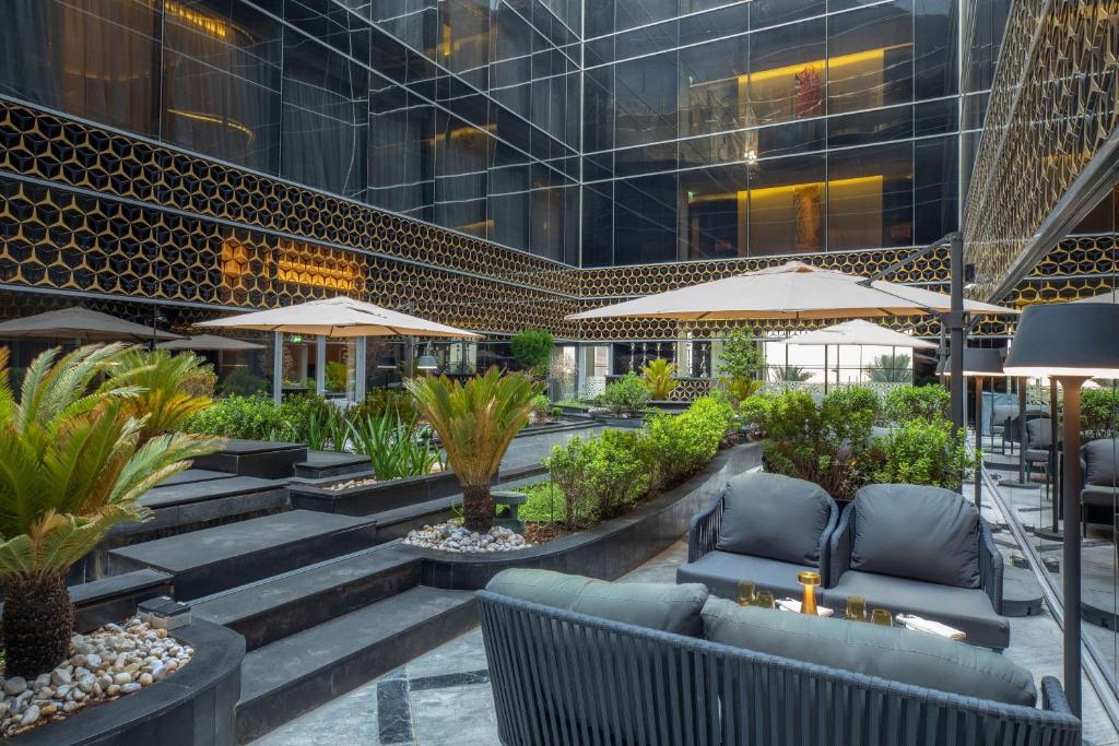 Ein Sitzbereich in der Unterkunft AlRayyan Hotel Doha, Curio Collection by Hilton
