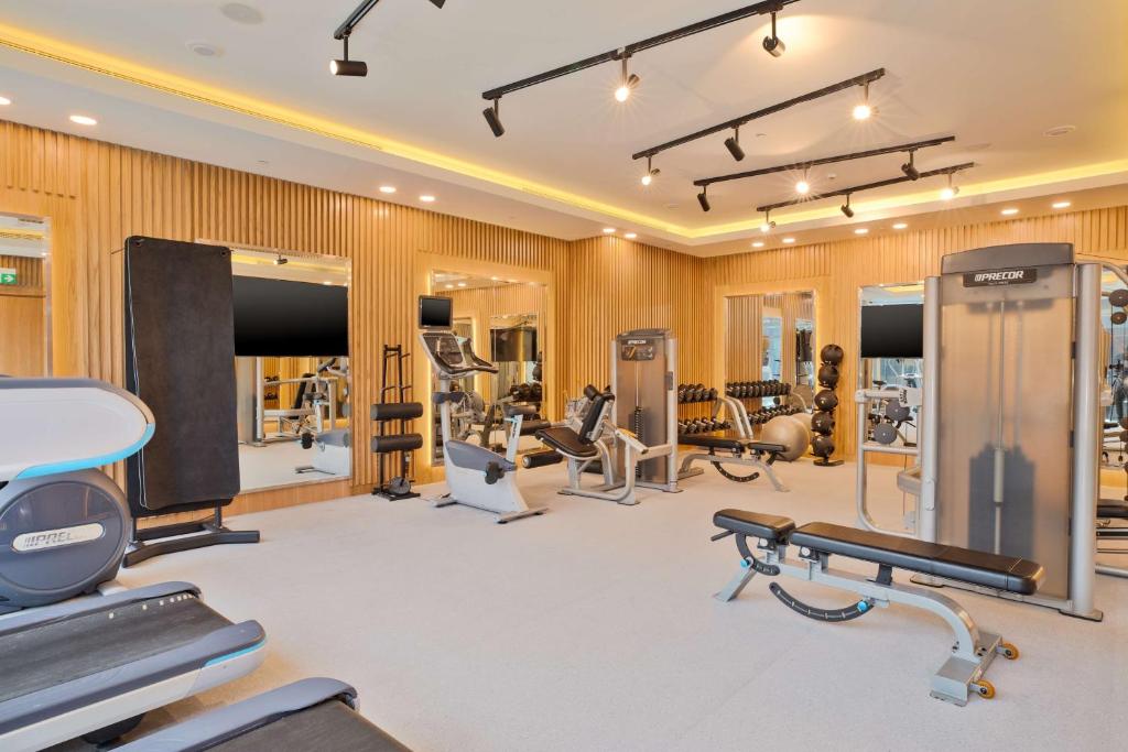 Das Fitnesscenter und/oder die Fitnesseinrichtungen in der Unterkunft AlRayyan Hotel Doha, Curio Collection by Hilton