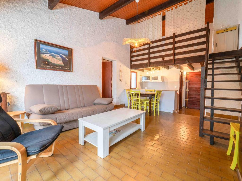 un salon avec un canapé et une table dans l'établissement Maisonnette à Mimizan Plage, 6 Pers, Proche Océan, Parking Inclus - FR-1-50-167, à Mimizan
