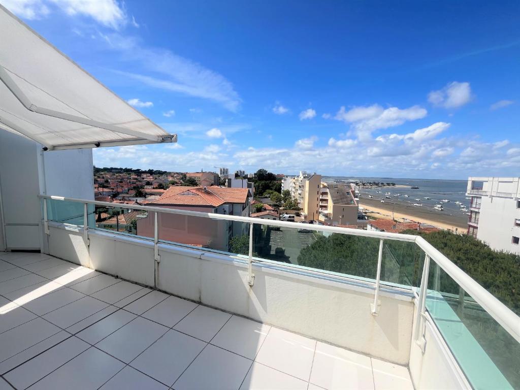 Elle comprend un balcon offrant une vue sur la plage. dans l'établissement Appartement à Arcachon, 4 personnes, vue bassin, parking - FR-1-474-277, à Arcachon