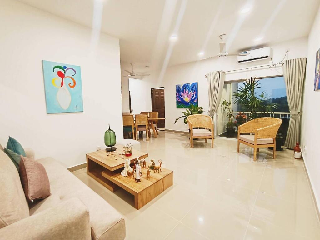 尼甘布Santorini Resort Art Of Living Apartment Negombo 48的带沙发和咖啡桌的客厅