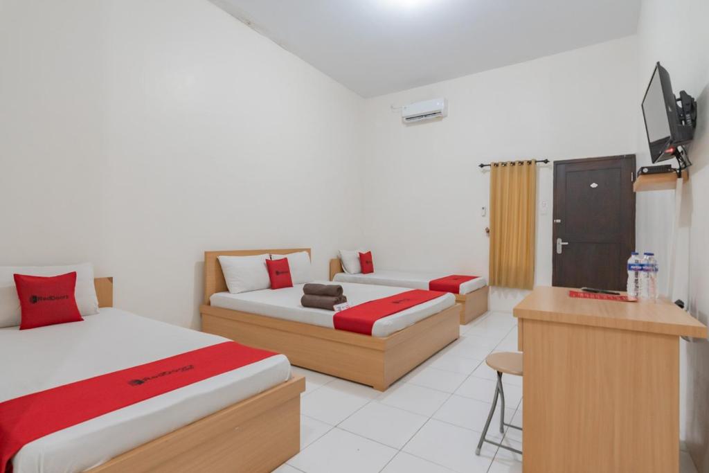 Postel nebo postele na pokoji v ubytování RedDoorz near Universitas Siliwangi Tasikmalaya