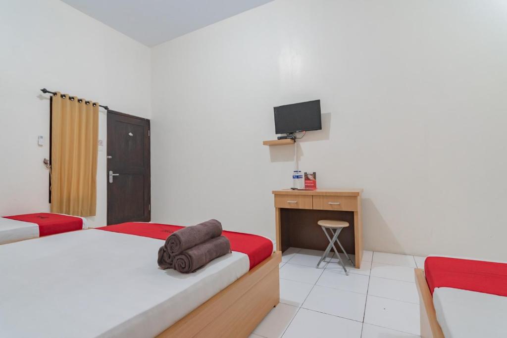 Postel nebo postele na pokoji v ubytování RedDoorz near Universitas Siliwangi Tasikmalaya