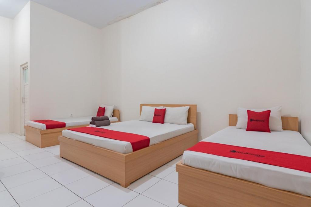 Postel nebo postele na pokoji v ubytování RedDoorz near Universitas Siliwangi Tasikmalaya