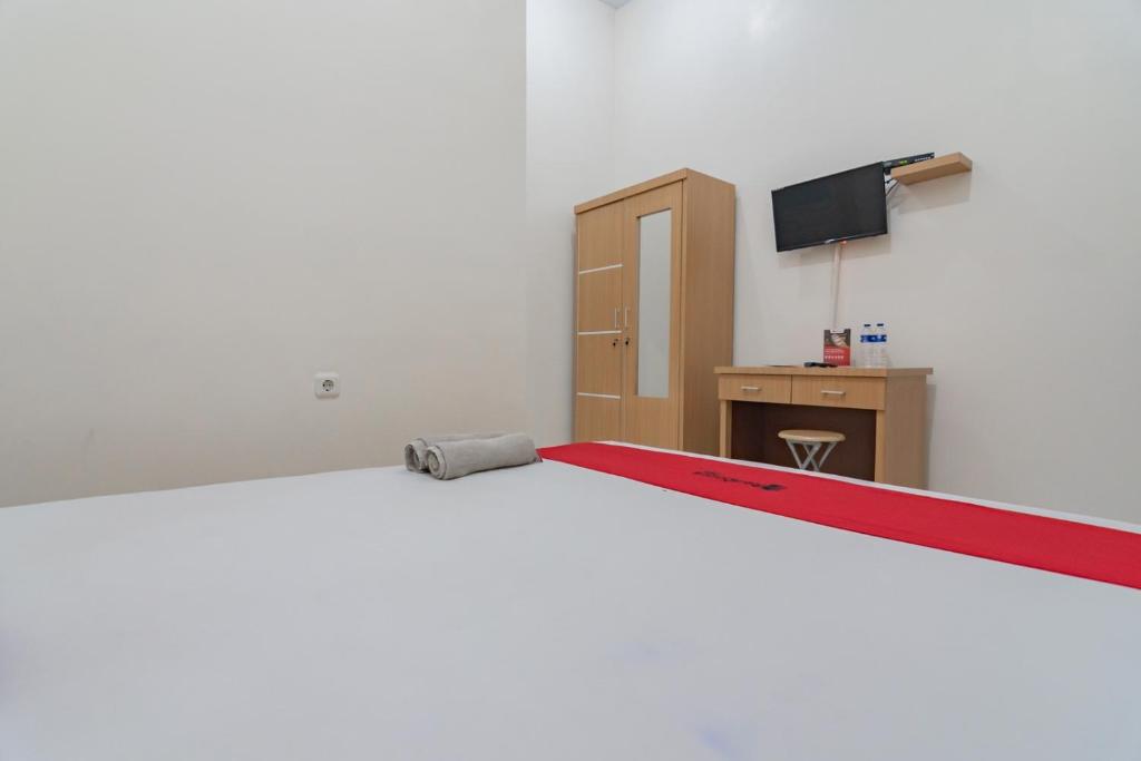 Postel nebo postele na pokoji v ubytování RedDoorz near Universitas Siliwangi Tasikmalaya
