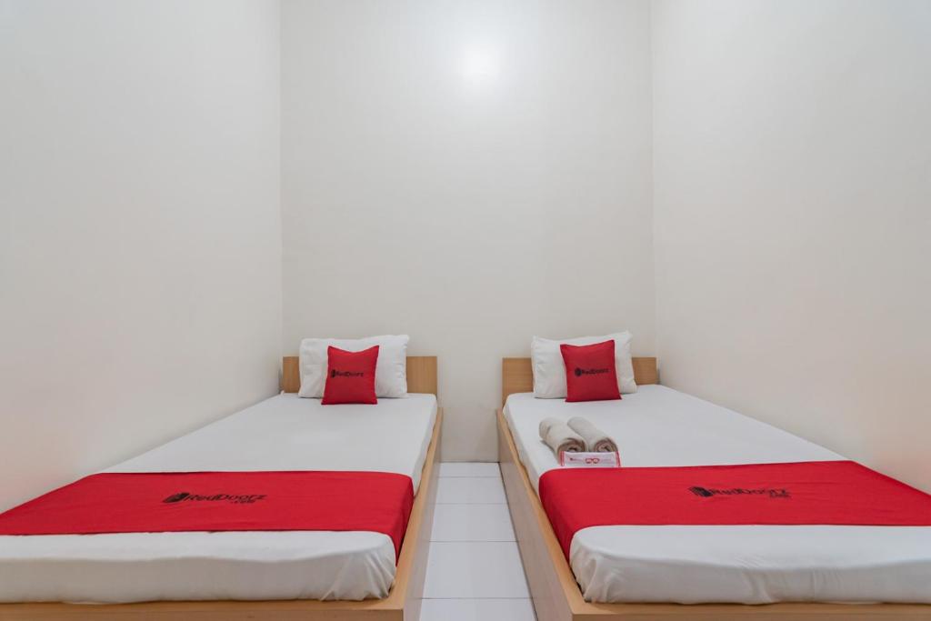 Postel nebo postele na pokoji v ubytování RedDoorz near Universitas Siliwangi Tasikmalaya