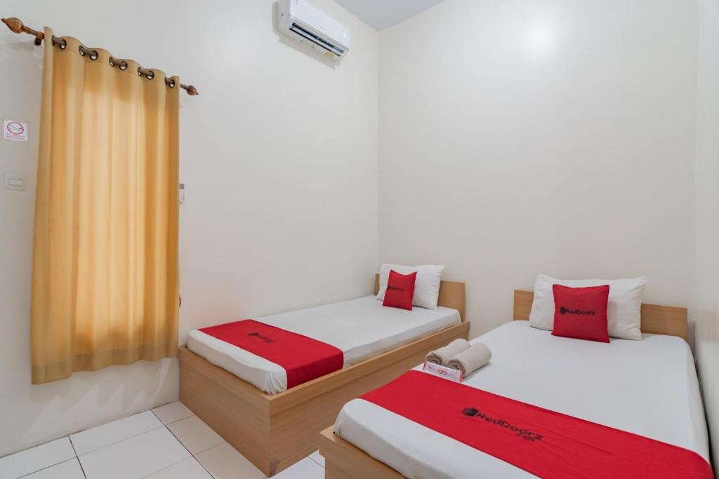 Postel nebo postele na pokoji v ubytování RedDoorz near Universitas Siliwangi Tasikmalaya