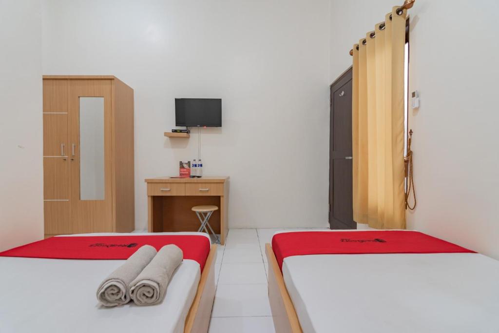 Postel nebo postele na pokoji v ubytování RedDoorz near Universitas Siliwangi Tasikmalaya