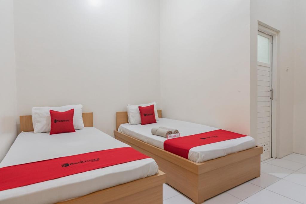 Postel nebo postele na pokoji v ubytování RedDoorz near Universitas Siliwangi Tasikmalaya