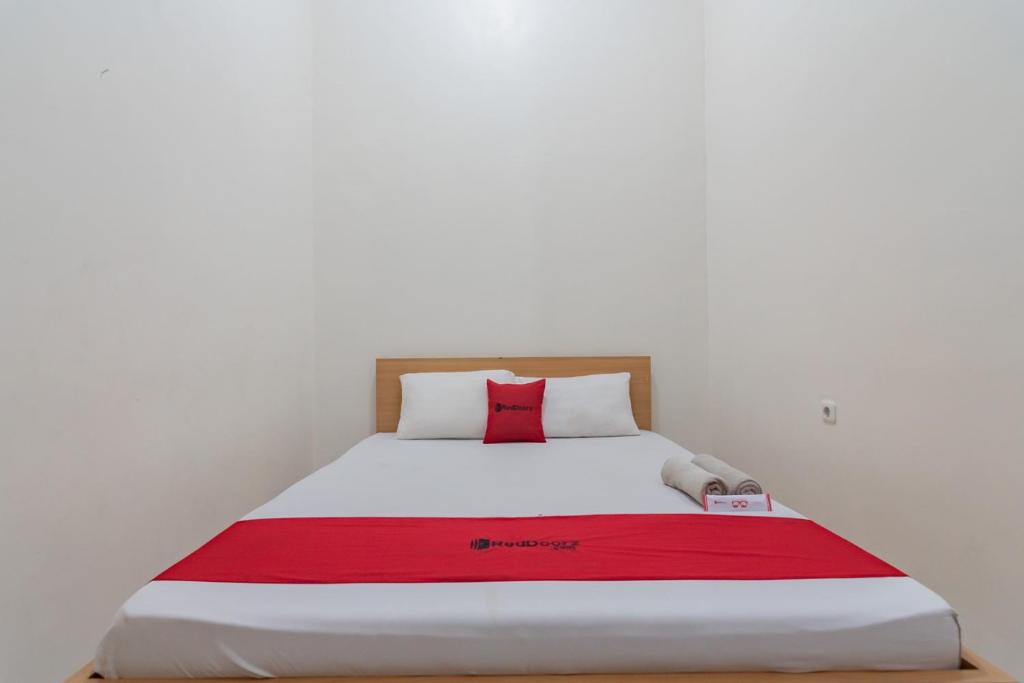 Postel nebo postele na pokoji v ubytování RedDoorz near Universitas Siliwangi Tasikmalaya