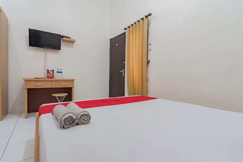 TV a/nebo společenská místnost v ubytování RedDoorz near Universitas Siliwangi Tasikmalaya
