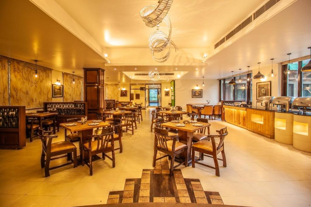 Restaurace v ubytování Hotel The Grand Manali - A River and Mountain View Resort, Manali #Private Parking #GYM