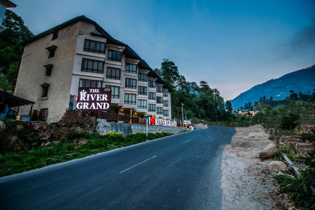 Nespecifikovaný výhled na hory nebo výhled na hory při pohledu z hotelu