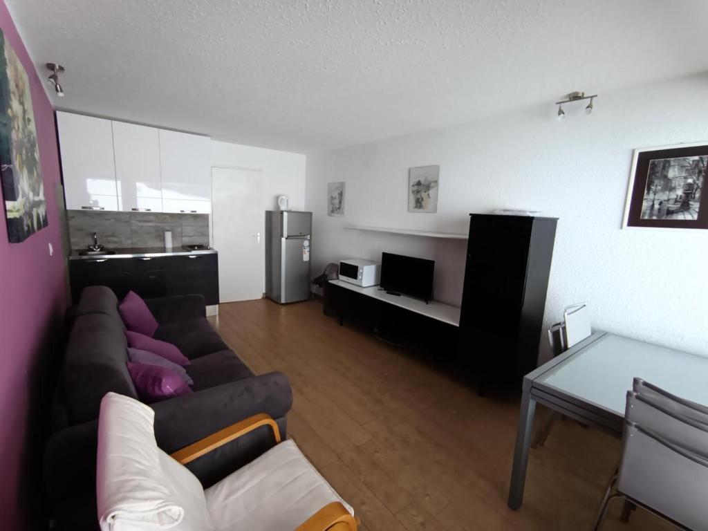 un salon avec un canapé et une table dans l'établissement Résidence Chamoisiere - Beau Studio 4 pers terrasse - Proche des pistes MAE-8714, à Montgenèvre