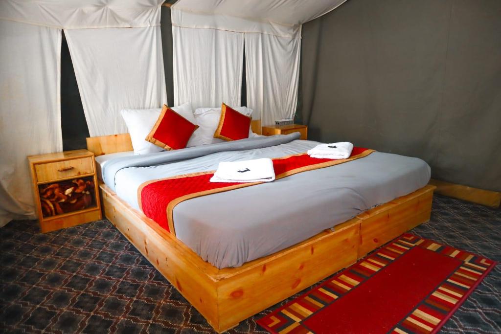 Rúm í herbergi á The Brook Camp Hunder, Nubra