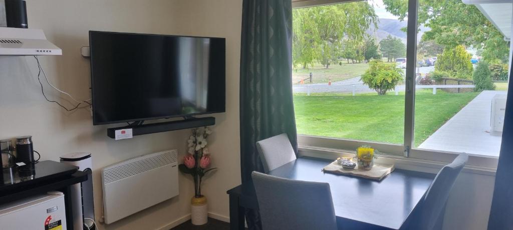 TV a/nebo společenská místnost v ubytování Home Away from Home - Waitaki Lakes Apartment A5