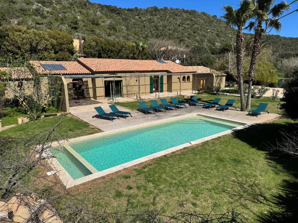 une villa avec piscine et une maison dans l'établissement MAMMONA, à Bonifacio