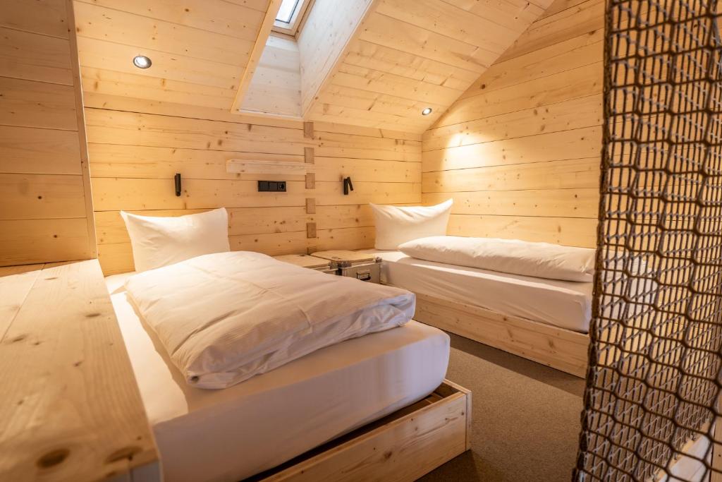 Postel nebo postele na pokoji v ubytování Naturhotel BASISLAGER Fichtelberg
